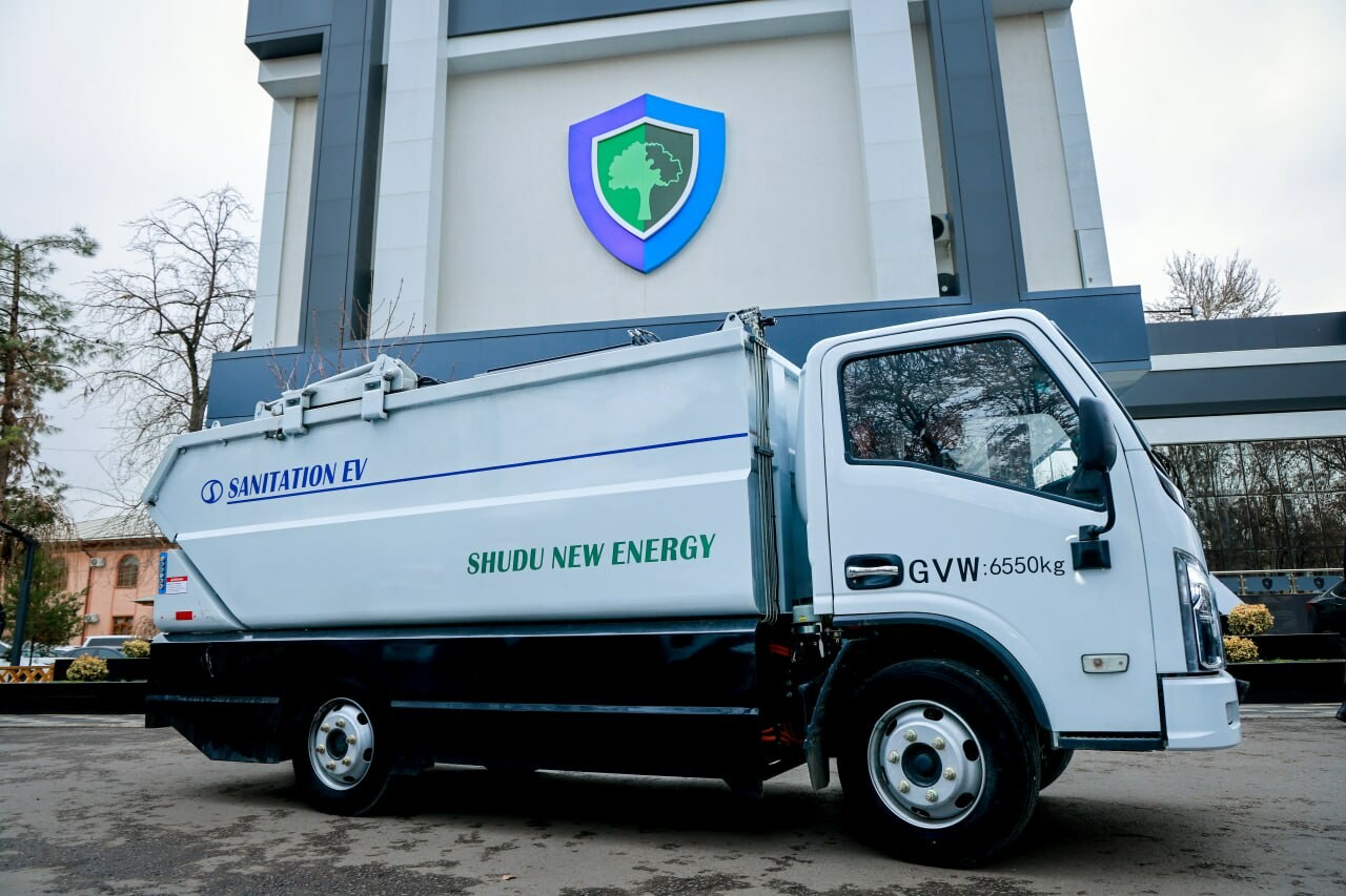 В Узбекистан привезли первый электромобиль-мусоровоз