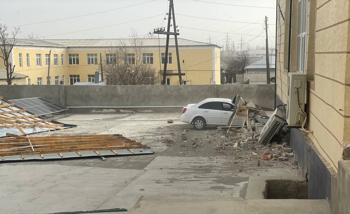 В Джизаке снесенная ветром часть крыши хокимията повредила 6 автомобилей — видео