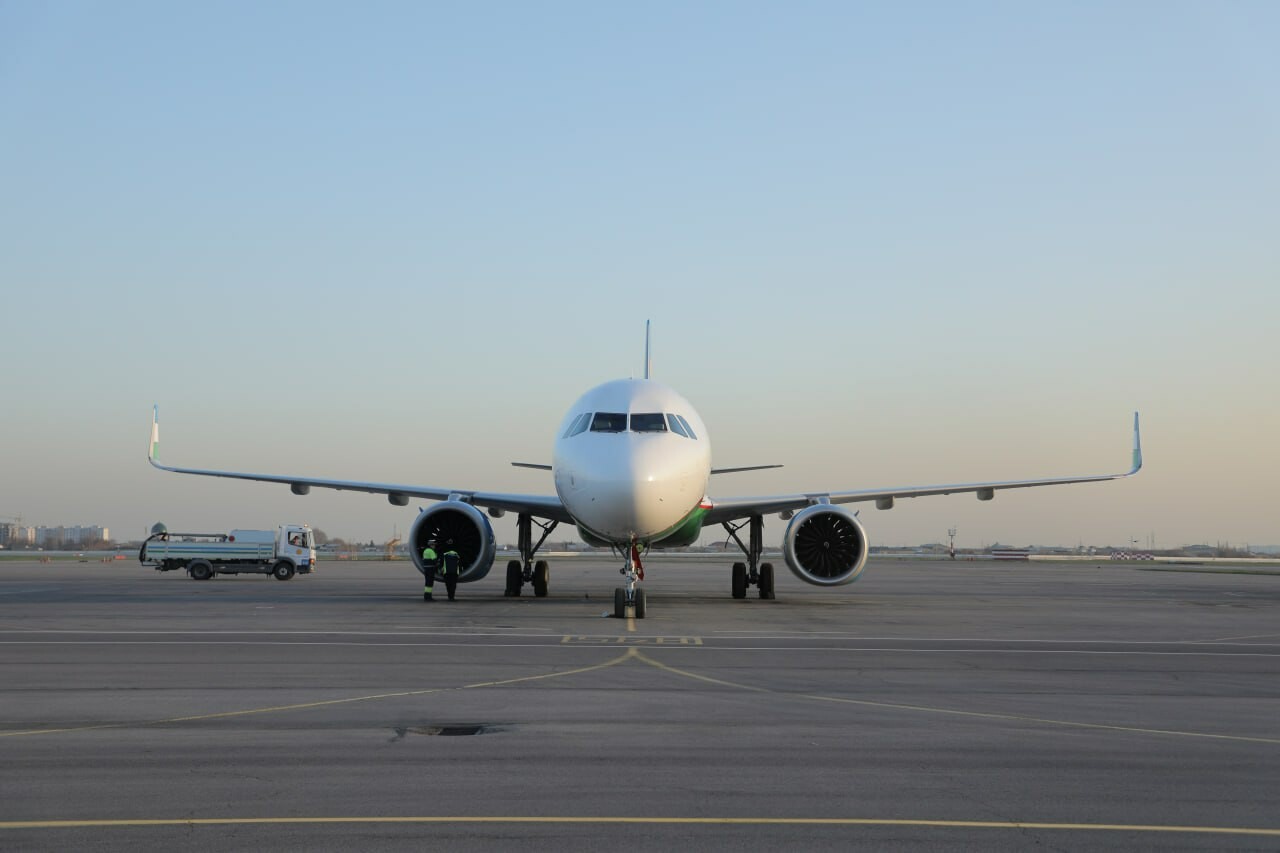 Самолет, летевший из Ташкента в Бухару, вернулся обратно из-за пыльной бури