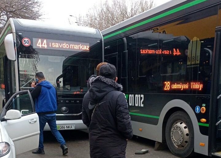 В Ташкенте во время высадки пассажиров на остановке столкнулись два электробуса
