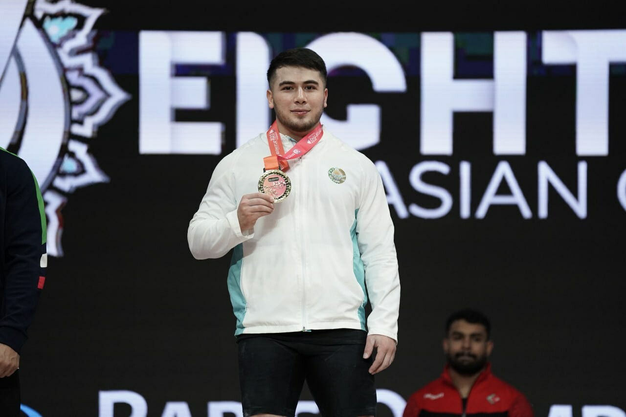 Тяжелоатлет из Узбекистана завоевал золотую и серебряную медали на чемпионате Азии