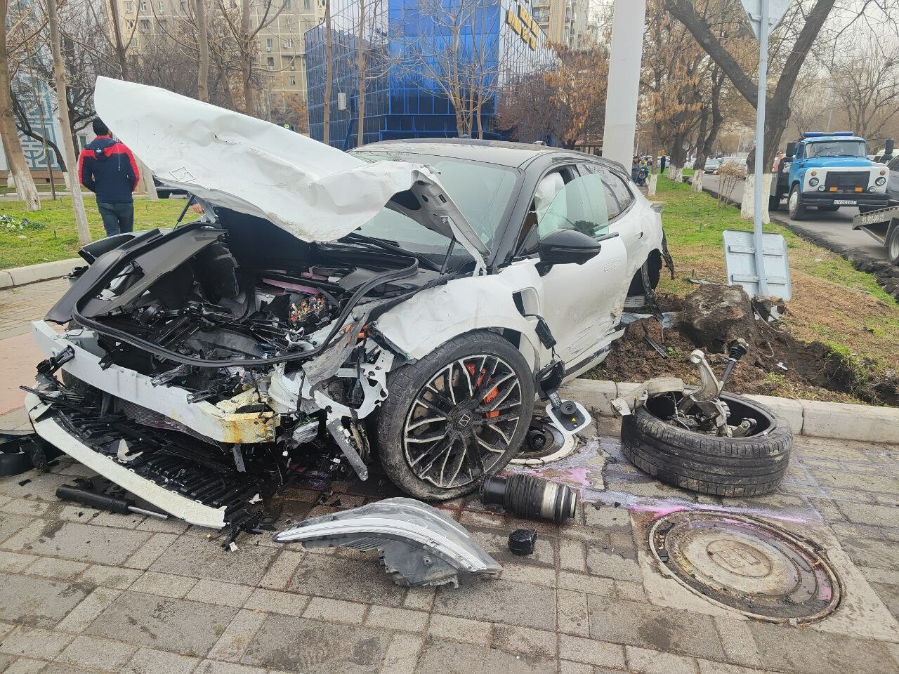 В центре Ташкента произошло ДТП с участием трех автомобилей, есть пострадавшие — видео