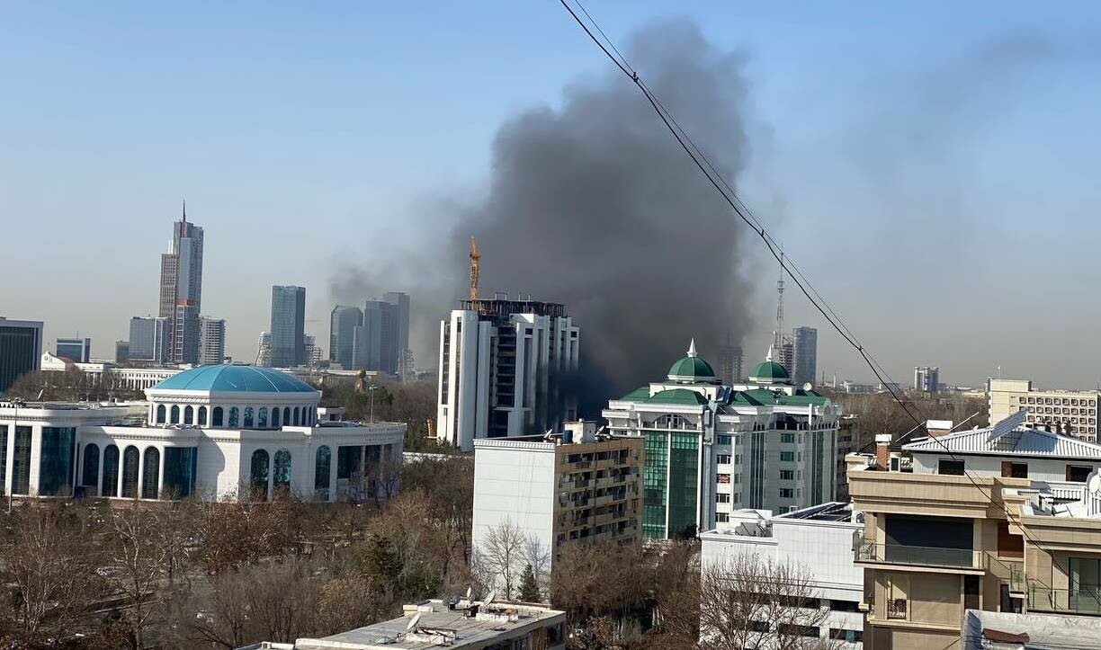 В МЧС прокомментировали пожар в здании бывшего БЦ «Пойтахт» в Ташкенте — видео