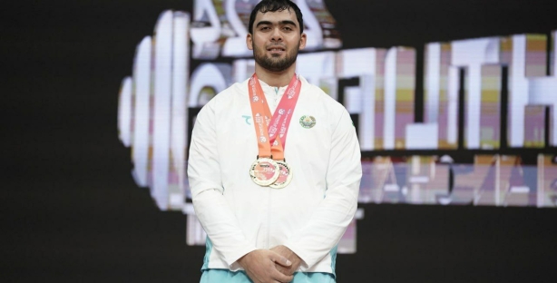 Тяжелоатлет Акбар Джураев стал абсолютным чемпионом Азии