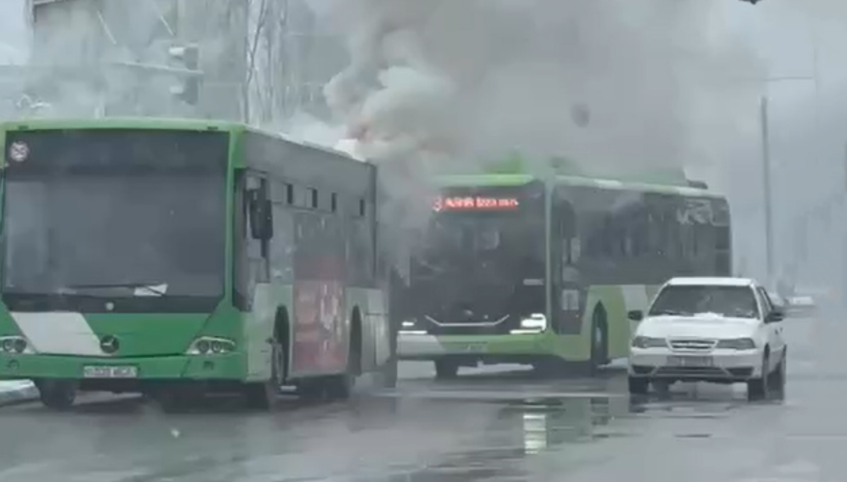 В Ташкенте на ходу загорелся пассажирский автобус — видео