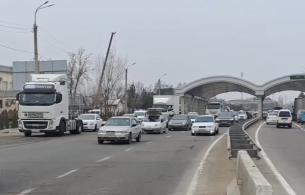 При въезде в Ташкент начали ограничивать движение грузовиков