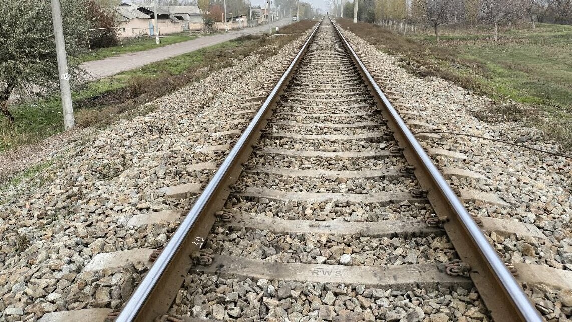 В Ташобласти 31-летний мужчина погиб под колесами пассажирского поезда
