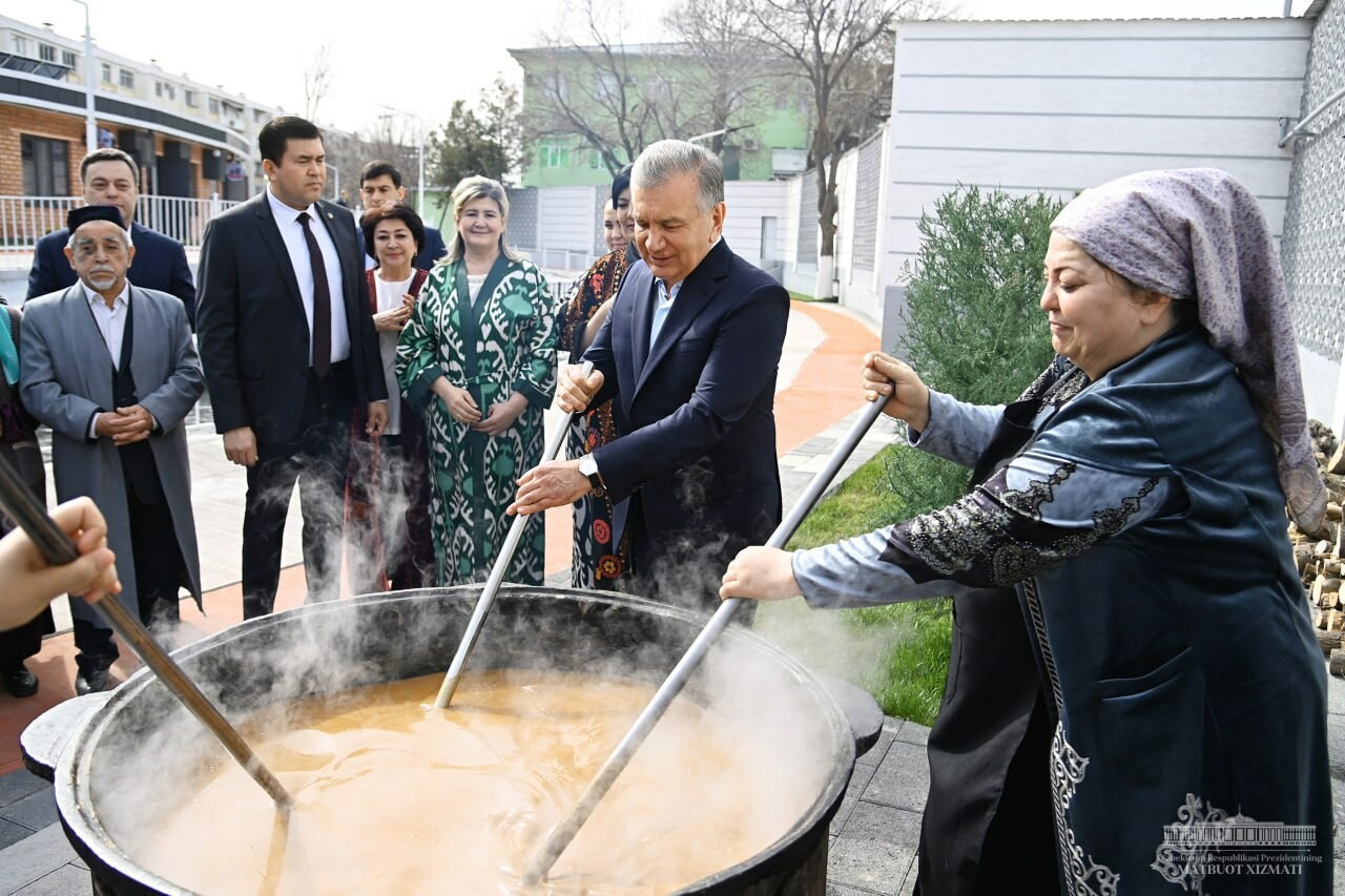Шавкат Мирзиёев поучаствовал в приготовлении сумаляка вместе с жителями одной из махаллей Ташкента — видео