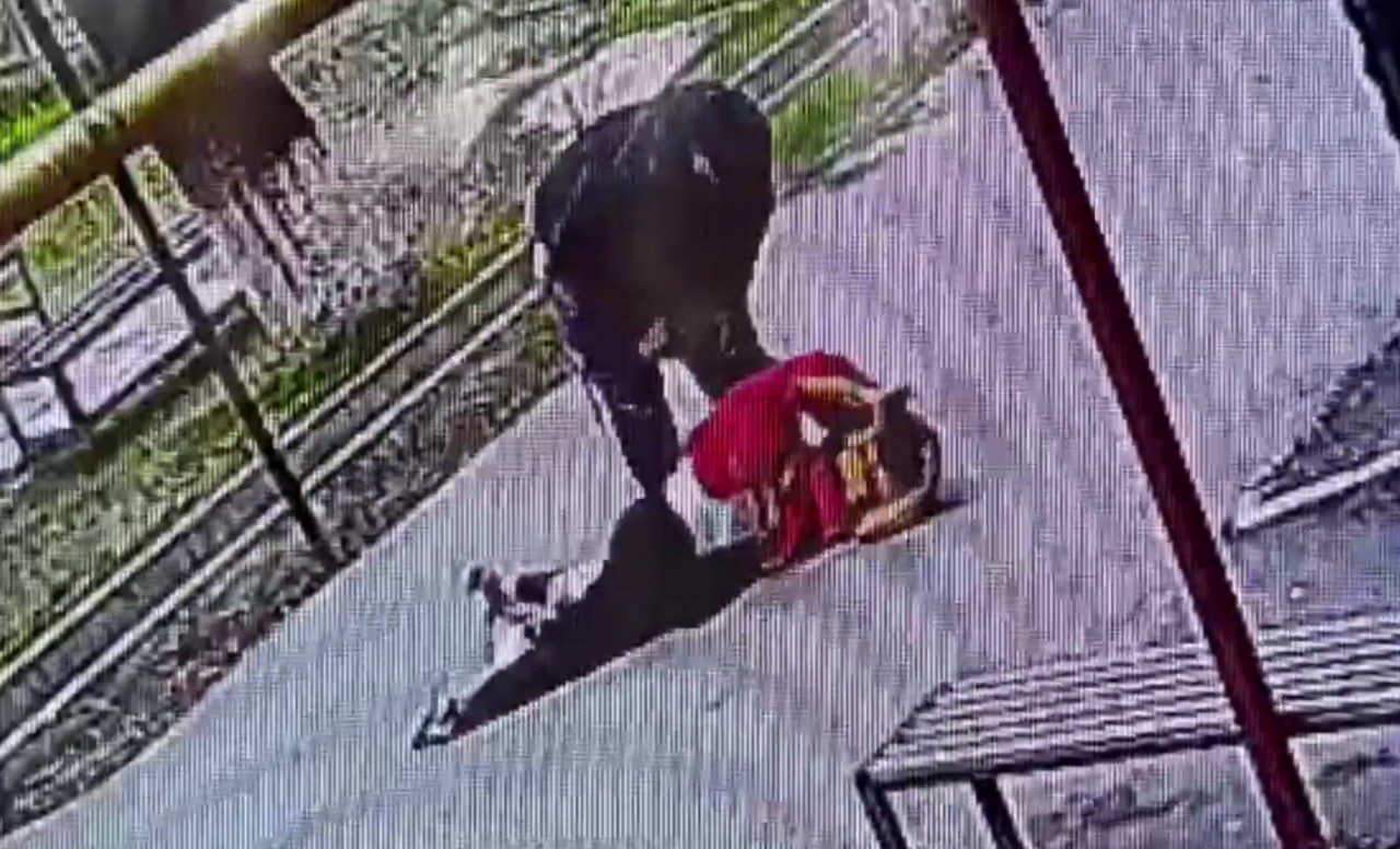 В Ташкенте отец принудил 10-летнего сына избить мальчика во время драки — видео
