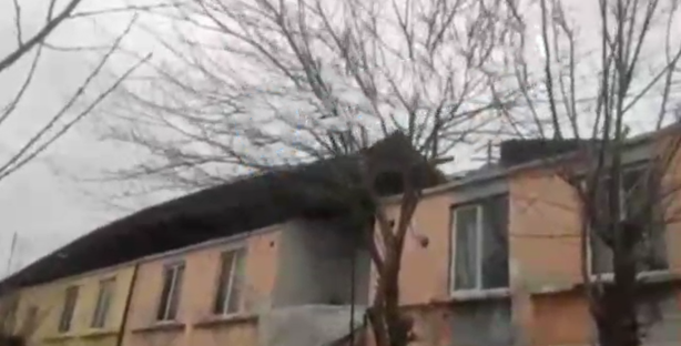 Сильный ветер сорвал крышу с многоквартирного дома в Сырдарье — видео