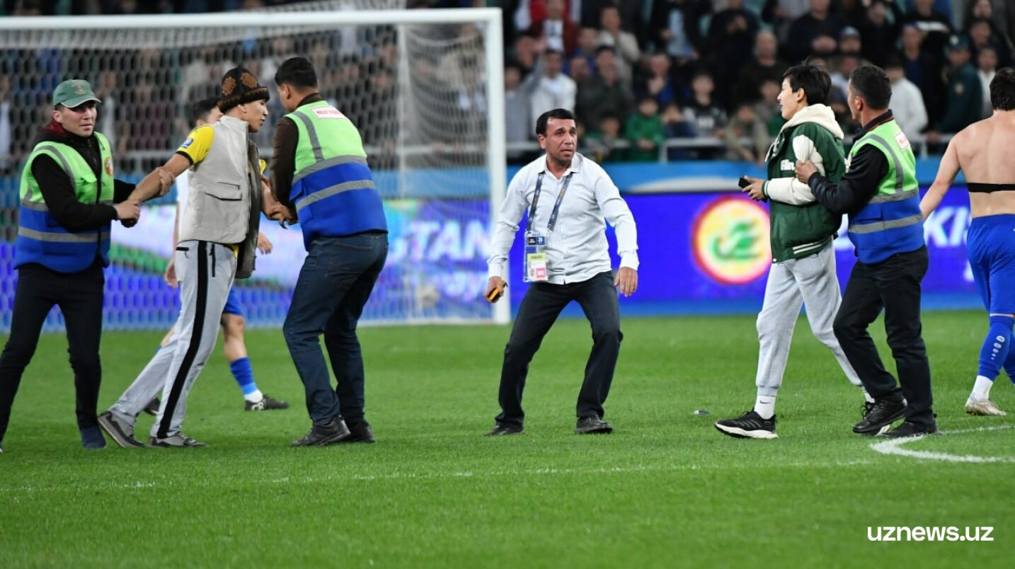 В Ташкенте болельщики, выбежавшие на поле после матча, получили административный арест — видео