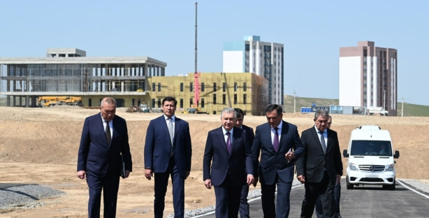 Президент Жиззах шаҳрида қурилаётган “Янги Ўзбекистон” турар-жой массивини бориб кўрди