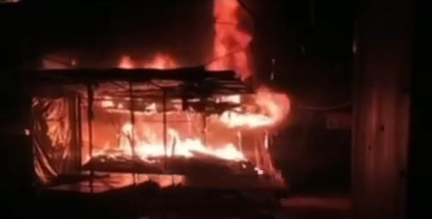 В Ташкенте на «блошином рынке» вспыхнул пожар — видео