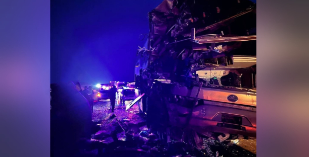 В Джизаке автобус с пассажирами столкнулся с грузовиком, два человека погибли — видео