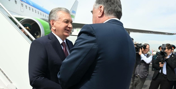 Президент Шавкат Мирзиёев давлат ташрифи билан Душанбега етиб борди