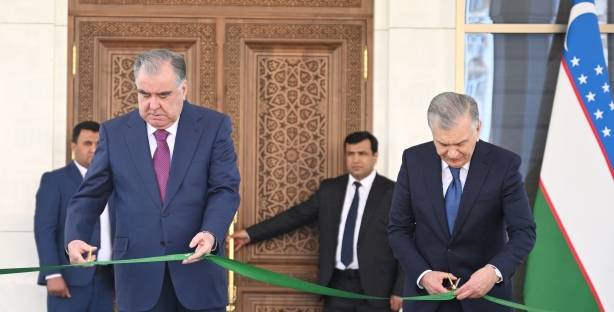 Эмомали Рахмон и Шавкат Мирзиёев открыли новое здание посольства Узбекистана в Душанбе