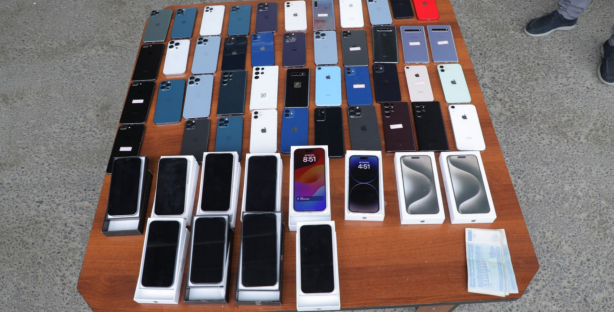 Наманганда 55 дона iPhone ва Samsung телефонларини олиб киришга уринган фуқаро қўлга олинди