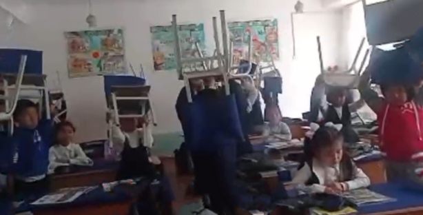 В Джизаке первоклассников, не выполнивших «домашку», заставили держать стулья над головами — видео