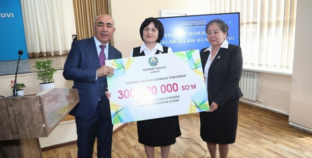 Хоким Ташкентской области вручил 300 млн сумов школе, отказавшейся от пользования телефонами