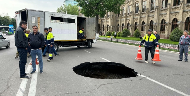 В центре Ташкента посреди дороги обрушился асфальт, в результате образовалась глубокая яма