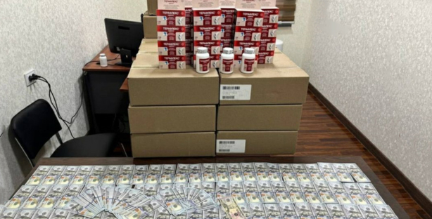 В Ташкенте задержали двоих граждан, пытавшихся незаконно продать крупную партию препарата «Терафлекс Адванс»
