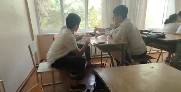 В одной из школ Ташкента четверо учеников играли в карты во время урока истории — видео