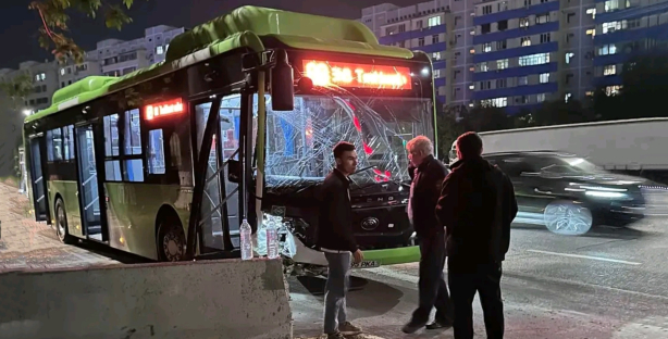 В Ташкенте автобус с пассажирами снес бетонное ограждение