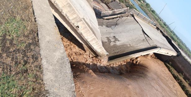 В Кашкадарье селевой поток смыл автомобильный мост — видео