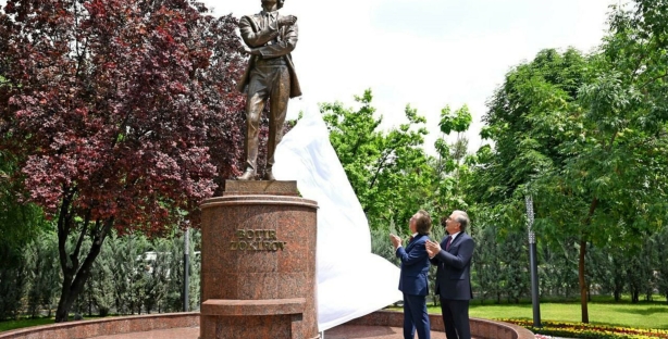 Шавкат Мирзиёев открыл в Ташкенте памятник народному артисту Батыру Закирову