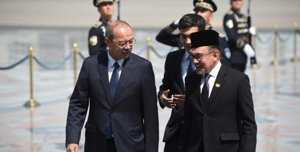 Премьер-министр Малайзии прибыл в Узбекистан с официальным визитом — фото