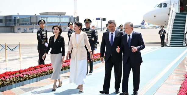 Президент Кыргызстана вместе с супругой прибыл в Узбекистан