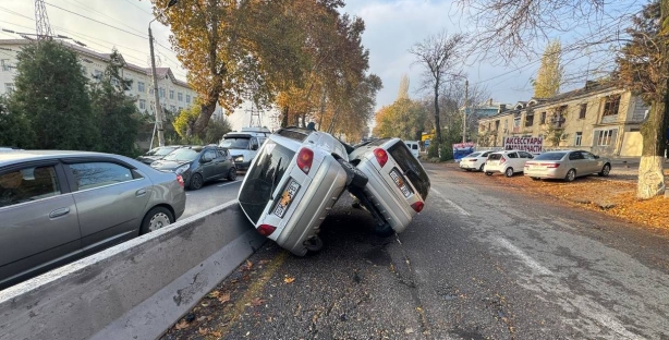 Два автомобиля Matiz сцепились колесами в ДТП