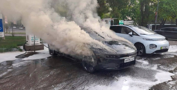 Тошкентда "зарядда" турган ZEEKR автомобили ёниб кетди — видео