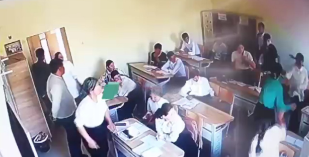 Хоразмда мактаб директори ўқувчи қизларни калтаклади — видео