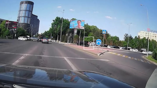 В Ташкенте водитель BYD сбил женщину, переходившую дорогу по пешеходному переходу — видео
