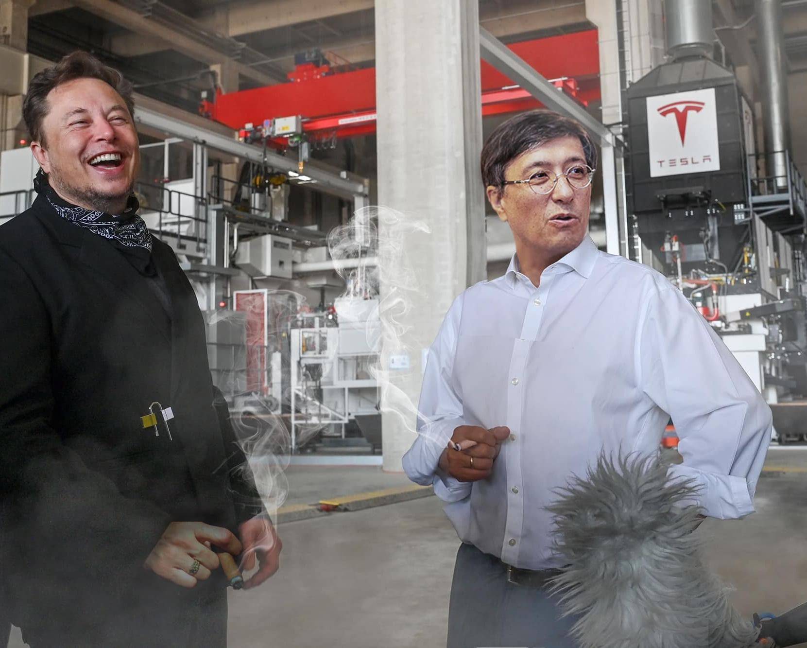 Илон Маск курит сигару с Зафаром Хашимовым на заводе Tesla под Берлином