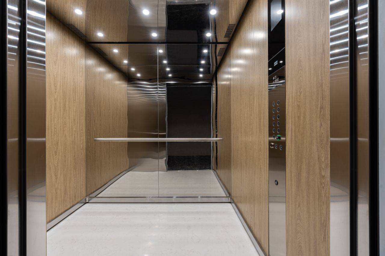 Лифт бренда Kone с грузоподъемностью 1,6 тонн