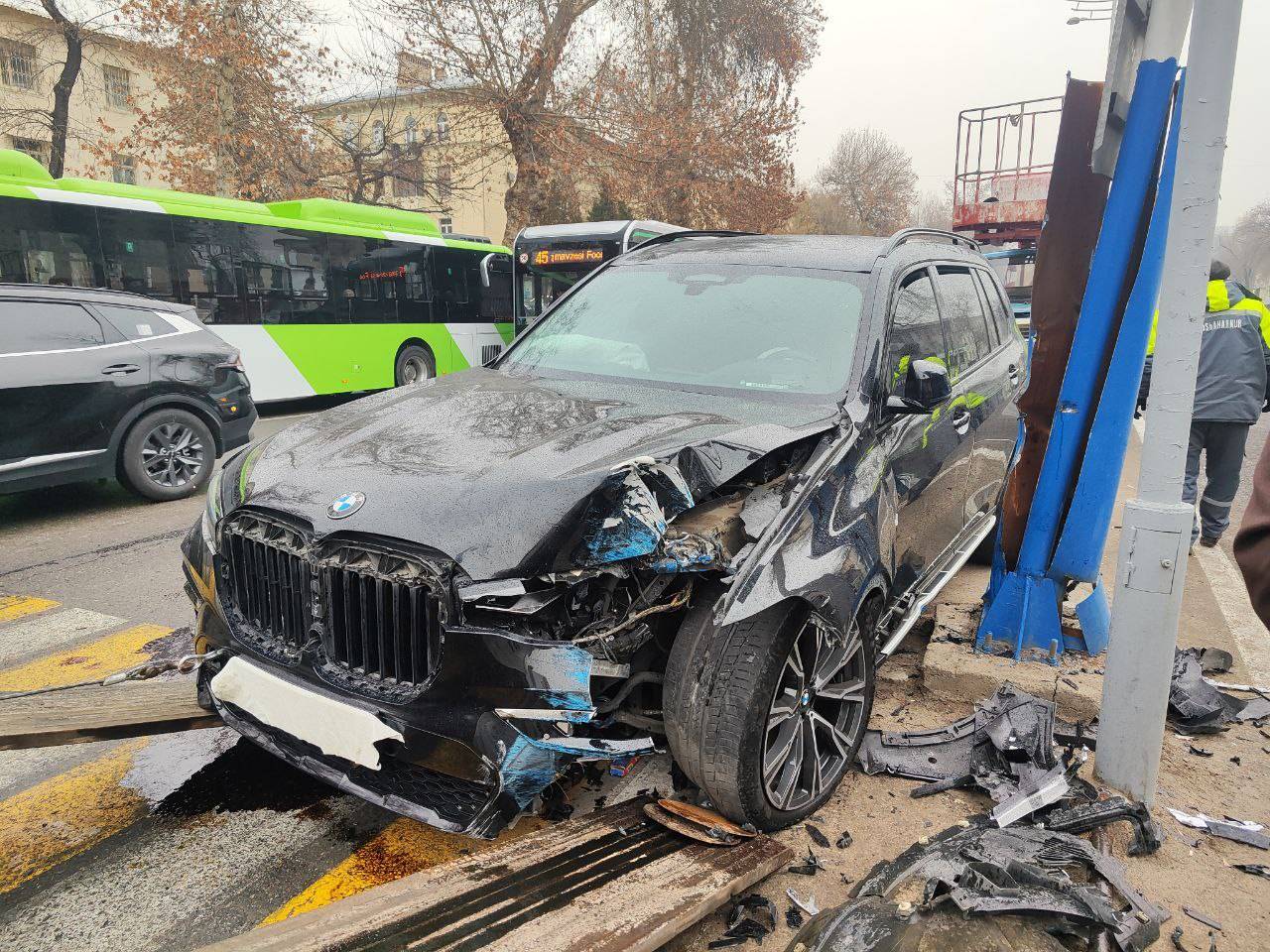 UzNews - В Ташкенте водитель BMW врезался в столб, есть пострадавшие — видео