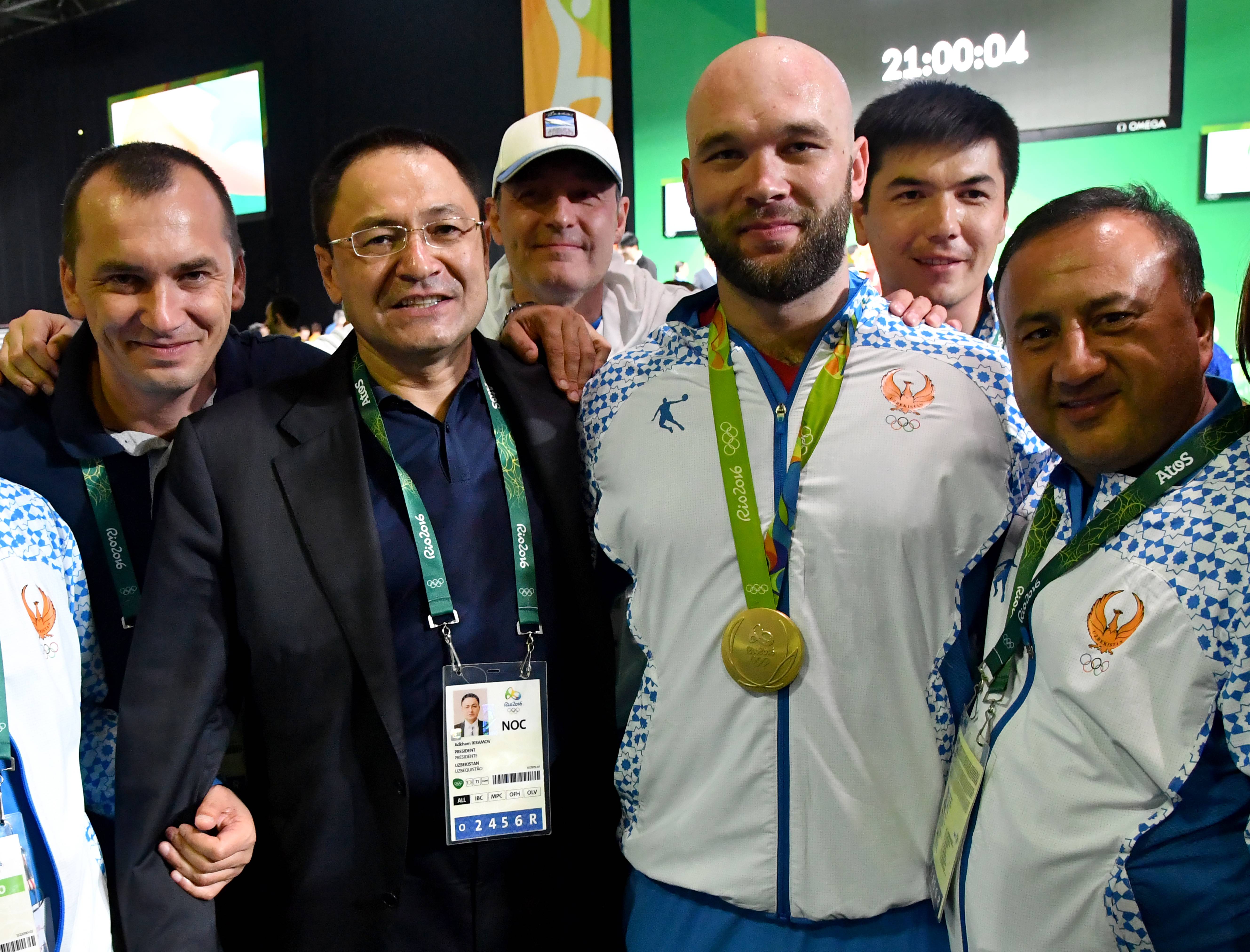 Министр развития спорта Адхам Икрамов в окружении спортсменов