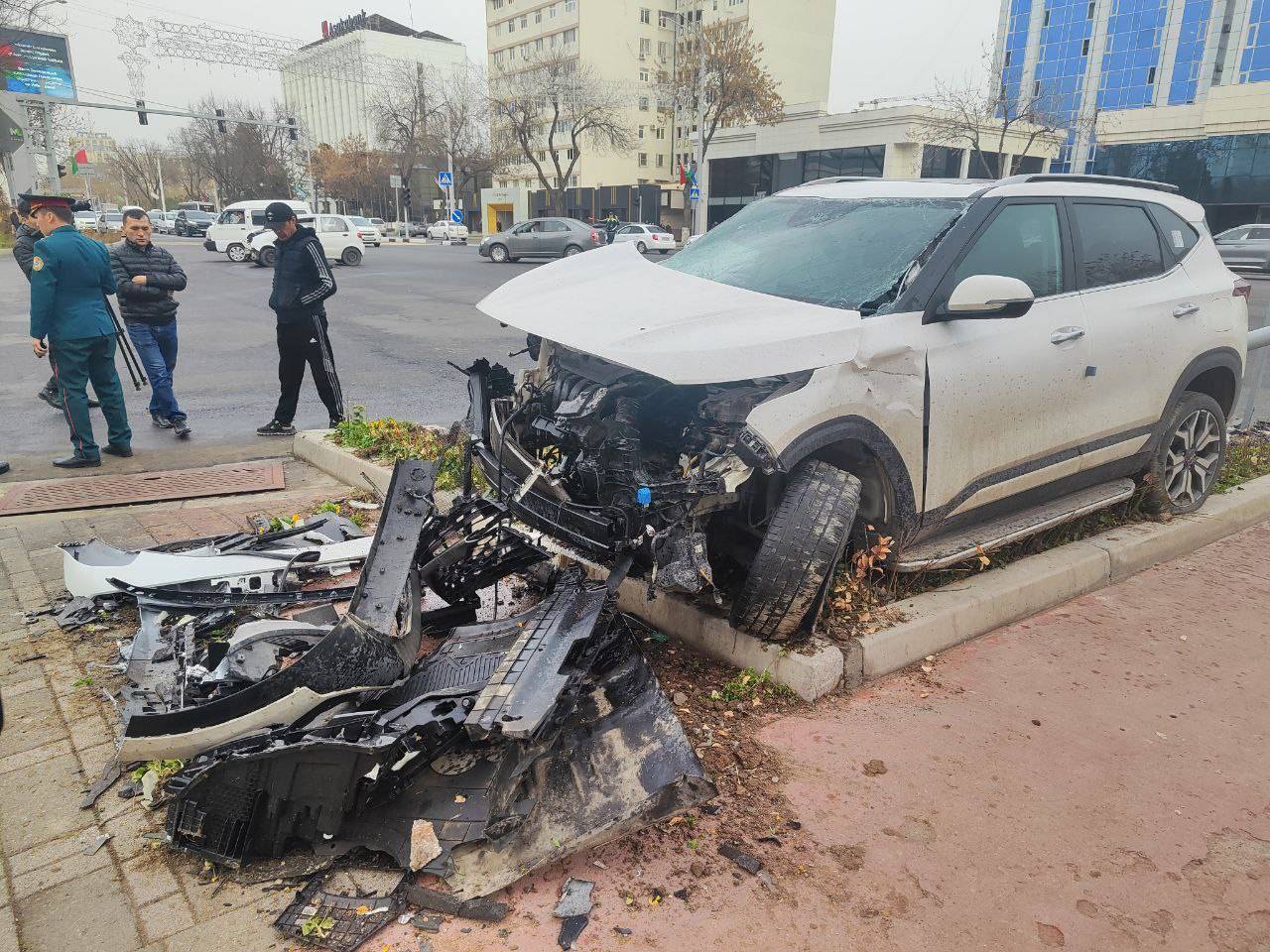 UzNews - В центре Ташкента произошло ДТП с участием трех автомобилей, есть  пострадавшие — видео